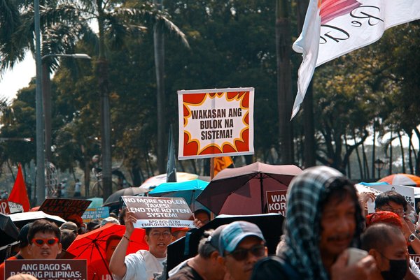 Féminisme du XXIe siècle : Fusion du cyberféminisme et de l'activisme corporel